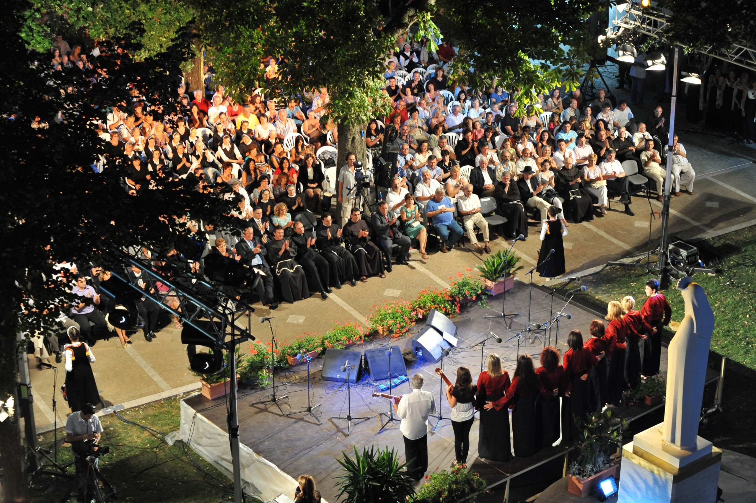 Dalmatian harmony-singing groups to the Madonna of Sinj Festival
